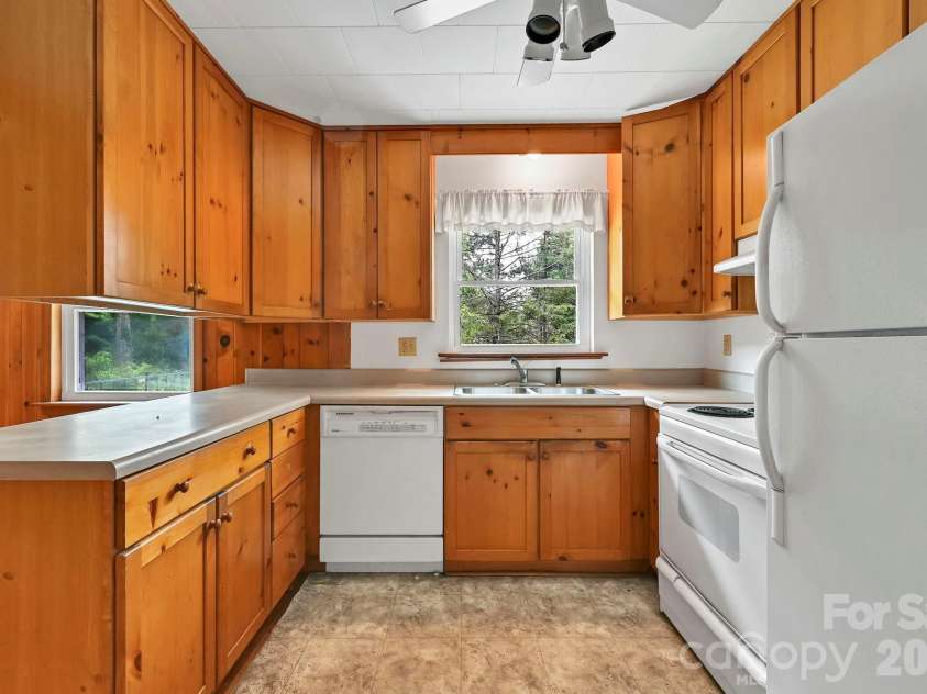 720 Mergans Lane, Hendersonville, NC 28791.  MLS# CAR4406827, YatesRealty ID 42431. 