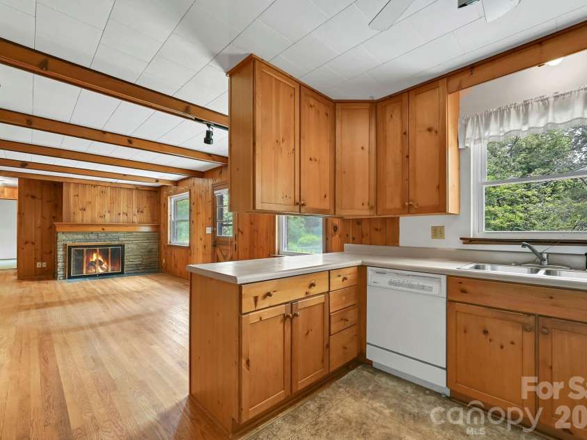 720 Mergans Lane, Hendersonville, NC 28791.  MLS# CAR4406827, YatesRealty ID 42431. 