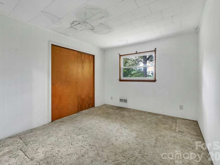 720 Mergans Lane, Hendersonville, NC 28791.  MLS# CAR4406827, YatesRealty ID 42431. 