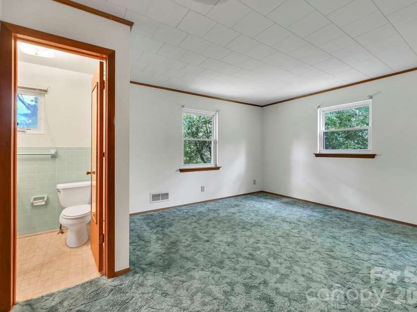 720 Mergans Lane, Hendersonville, NC 28791.  MLS# CAR4406827, YatesRealty ID 42431. 
