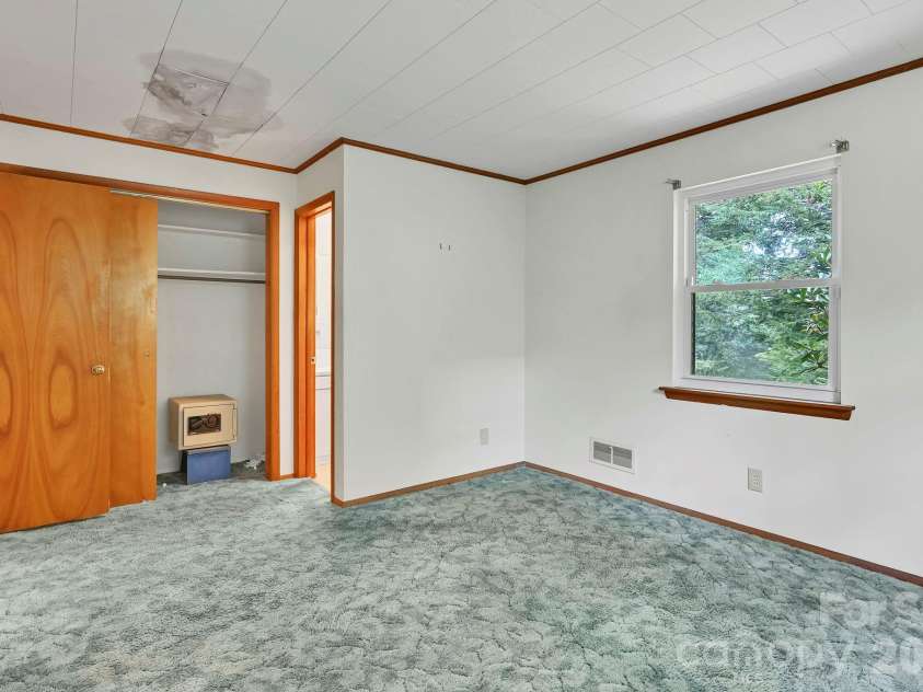 720 Mergans Lane, Hendersonville, NC 28791.  MLS# CAR4406827, YatesRealty ID 42431. 