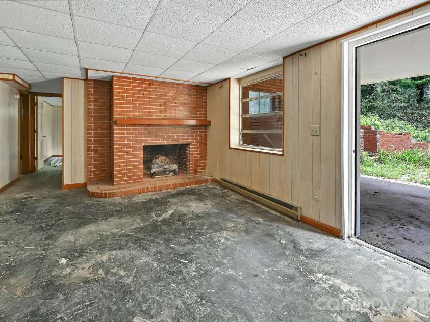 720 Mergans Lane, Hendersonville, NC 28791.  MLS# CAR4406827, YatesRealty ID 42431. 