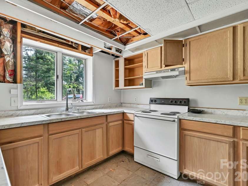 720 Mergans Lane, Hendersonville, NC 28791.  MLS# CAR4406827, YatesRealty ID 42431. 