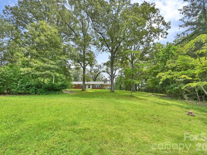 720 Mergans Lane, Hendersonville, NC 28791.  MLS# CAR4406827, YatesRealty ID 42431. 