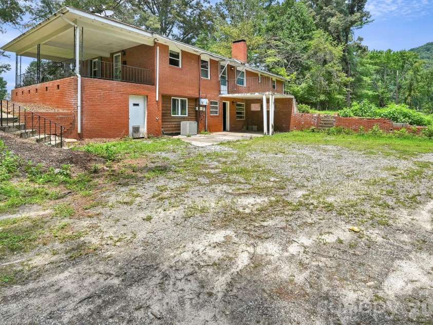 720 Mergans Lane, Hendersonville, NC 28791.  MLS# CAR4406827, YatesRealty ID 42431. 