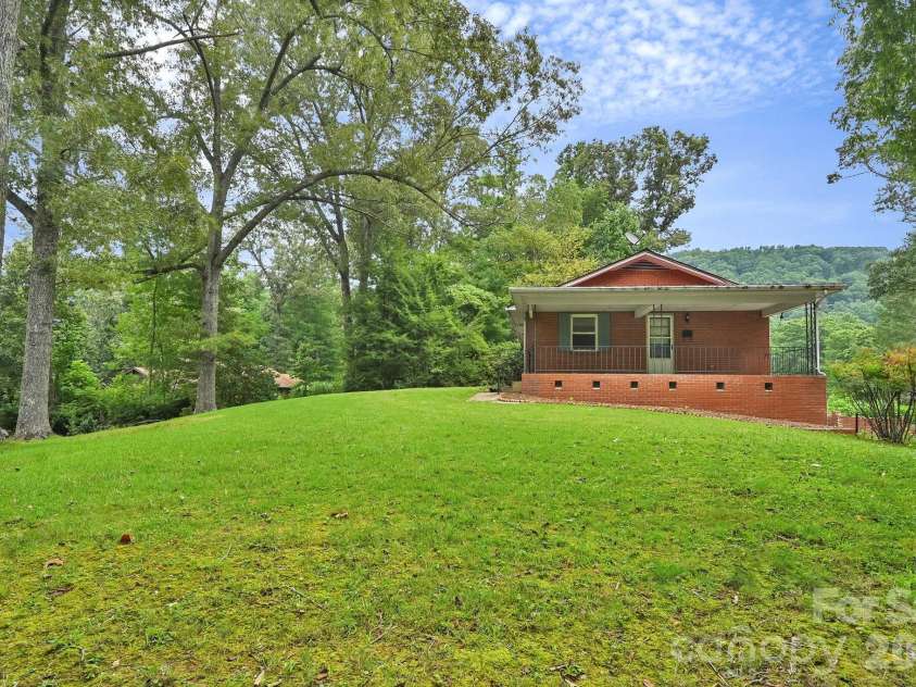 720 Mergans Lane, Hendersonville, NC 28791.  MLS# CAR4406827, YatesRealty ID 42431. 
