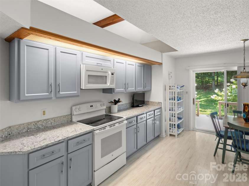 132 Cloverleaf Lane, Asheville, NC 28803.  MLS# CAR4407626, YatesRealty ID 42432. 