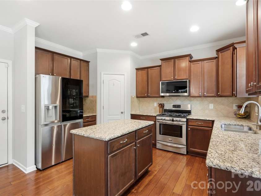 10690 Sapphire Trail, Davidson, NC 28036.  MLS# CAR4410627, YatesRealty ID 42436. Beautiful Kitchen