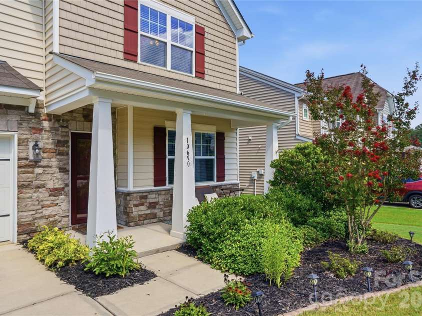 10690 Sapphire Trail, Davidson, NC 28036.  MLS# CAR4410627, YatesRealty ID 42436. Front Porch