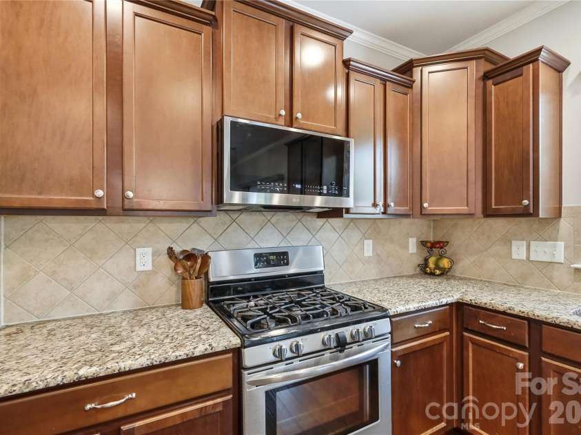 10690 Sapphire Trail, Davidson, NC 28036.  MLS# CAR4410627, YatesRealty ID 42436. Gas Range / Stainless Steel Appliances