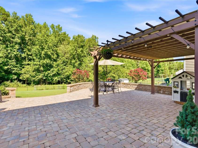 10690 Sapphire Trail, Davidson, NC 28036.  MLS# CAR4410627, YatesRealty ID 42436. Huge Back Patio