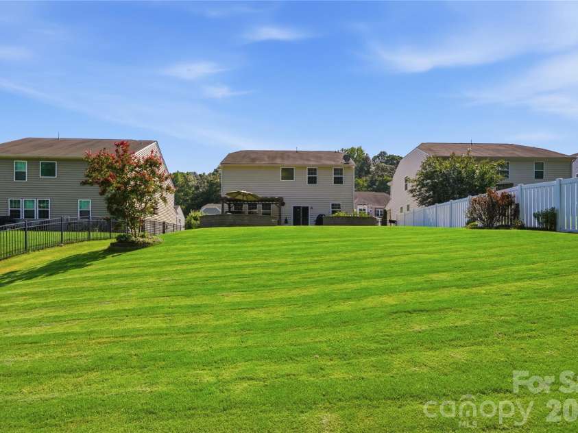 10690 Sapphire Trail, Davidson, NC 28036.  MLS# CAR4410627, YatesRealty ID 42436. Large Yard