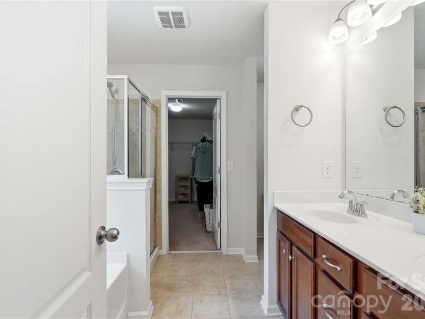 10690 Sapphire Trail, Davidson, NC 28036.  MLS# CAR4410627, YatesRealty ID 42436. Primary Suite - Bathroom