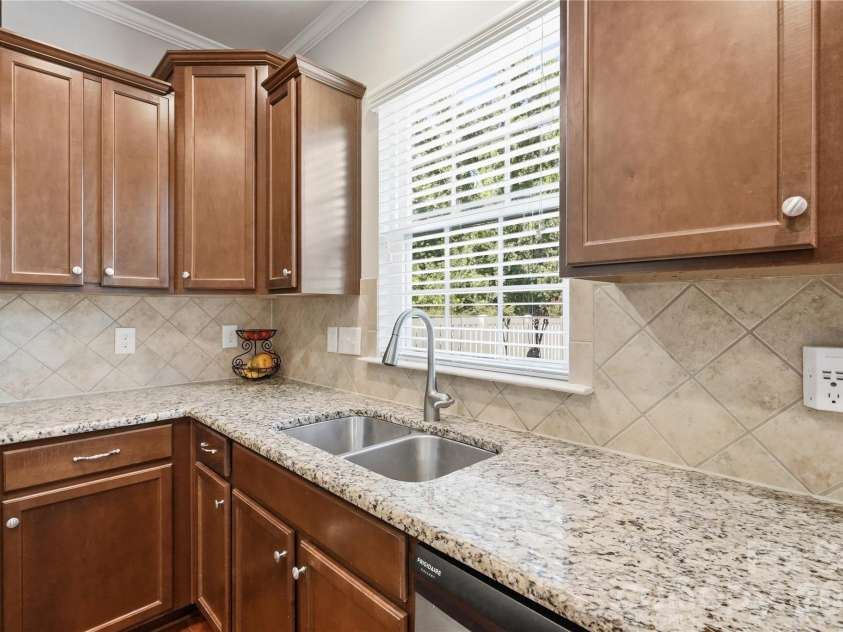 10690 Sapphire Trail, Davidson, NC 28036.  MLS# CAR4410627, YatesRealty ID 42436. Stone Counters with Warm Tones