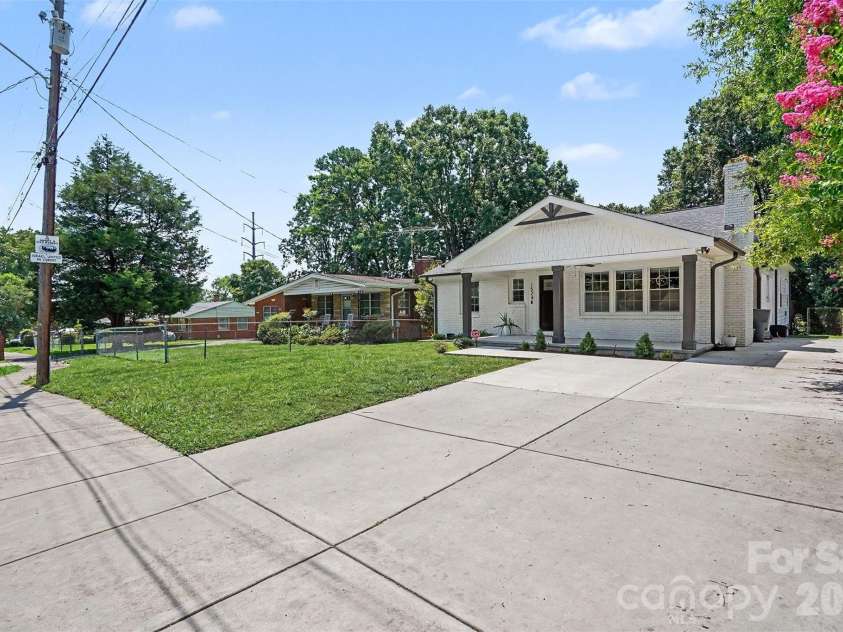 1524 Newcastle Street, Charlotte, NC 28216.  MLS# CAR4411392, YatesRealty ID 42438. 