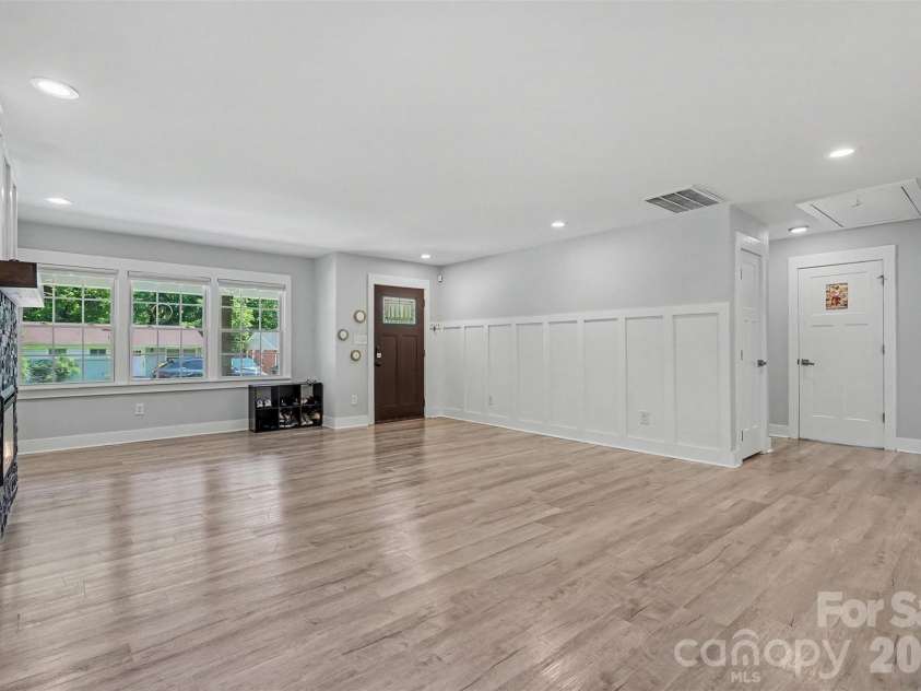 1524 Newcastle Street, Charlotte, NC 28216.  MLS# CAR4411392, YatesRealty ID 42438. 