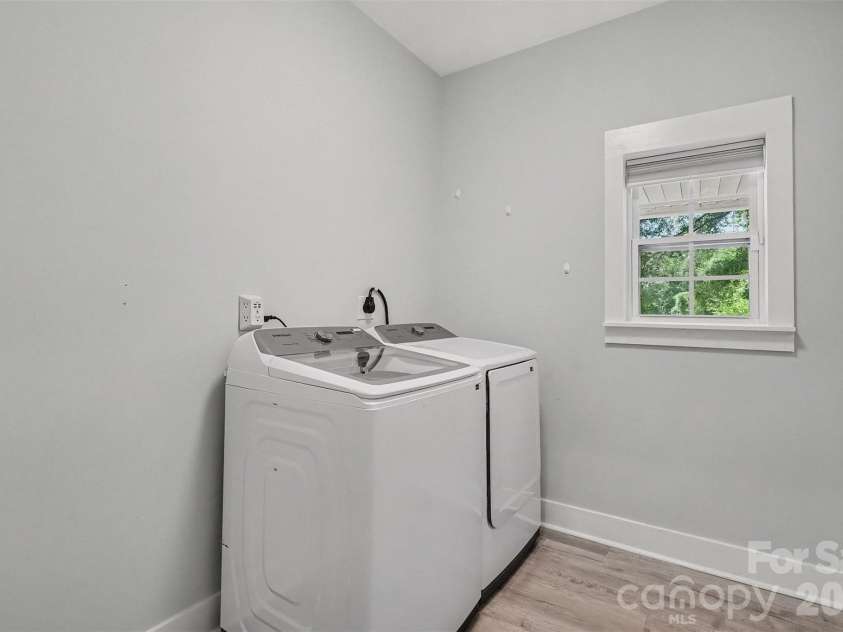 1524 Newcastle Street, Charlotte, NC 28216.  MLS# CAR4411392, YatesRealty ID 42438. 