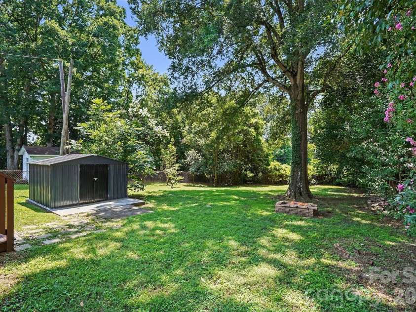 1524 Newcastle Street, Charlotte, NC 28216.  MLS# CAR4411392, YatesRealty ID 42438. 