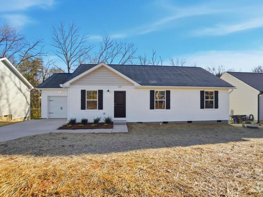 1207 Suncrest Avenue, Statesville, NC 28677.  MLS# CAR4333350, YatesRealty ID 4244. 