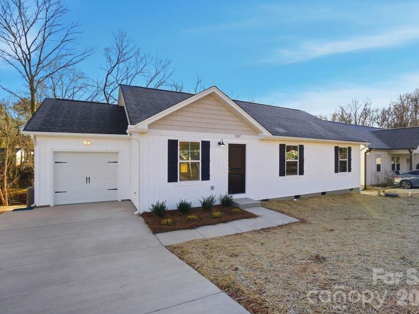 1207 Suncrest Avenue, Statesville, NC 28677.  MLS# CAR4333350, YatesRealty ID 4244. 