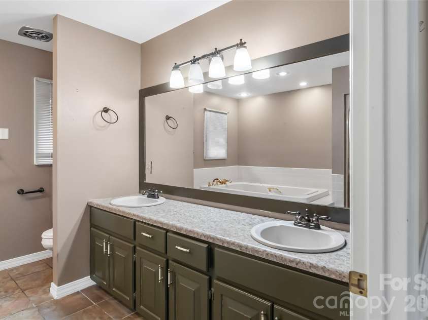 60 Monte Vista Drive, Waynesville, NC 28786.  MLS# CAR4411770, YatesRealty ID 42442. 