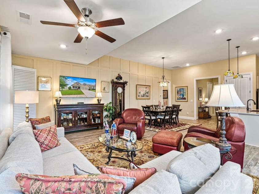 8218 Festival Way, Charlotte, NC 28215.  MLS# CAR4295289, YatesRealty ID 4245. 