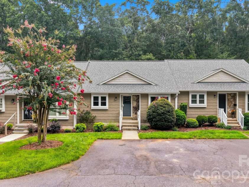 419 19th Avenue Court, Hickory, NC 28601.  MLS# CAR4410851, YatesRealty ID 42451. 