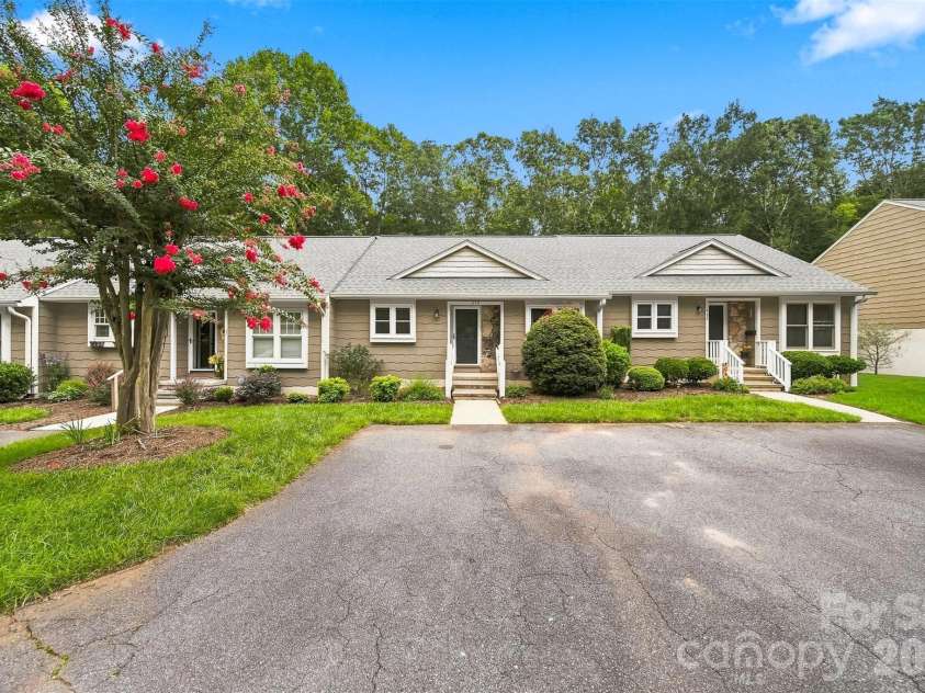 419 19th Avenue Court, Hickory, NC 28601.  MLS# CAR4410851, YatesRealty ID 42451. 