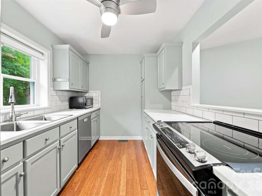 419 19th Avenue Court, Hickory, NC 28601.  MLS# CAR4410851, YatesRealty ID 42451. 