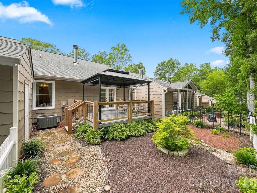 419 19th Avenue Court, Hickory, NC 28601.  MLS# CAR4410851, YatesRealty ID 42451. 