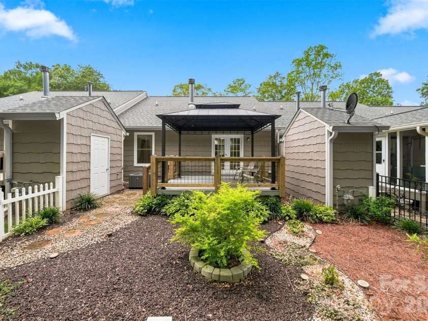 419 19th Avenue Court, Hickory, NC 28601.  MLS# CAR4410851, YatesRealty ID 42451. 