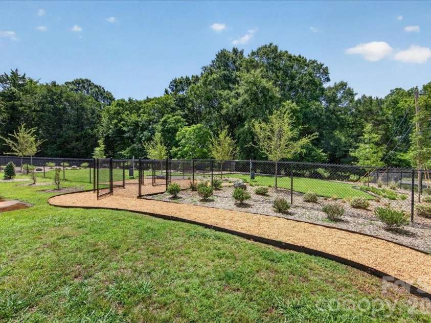 3013 Circles End, Charlotte, NC 28226.  MLS# CAR4396103, YatesRealty ID 42452. Community Dog Park