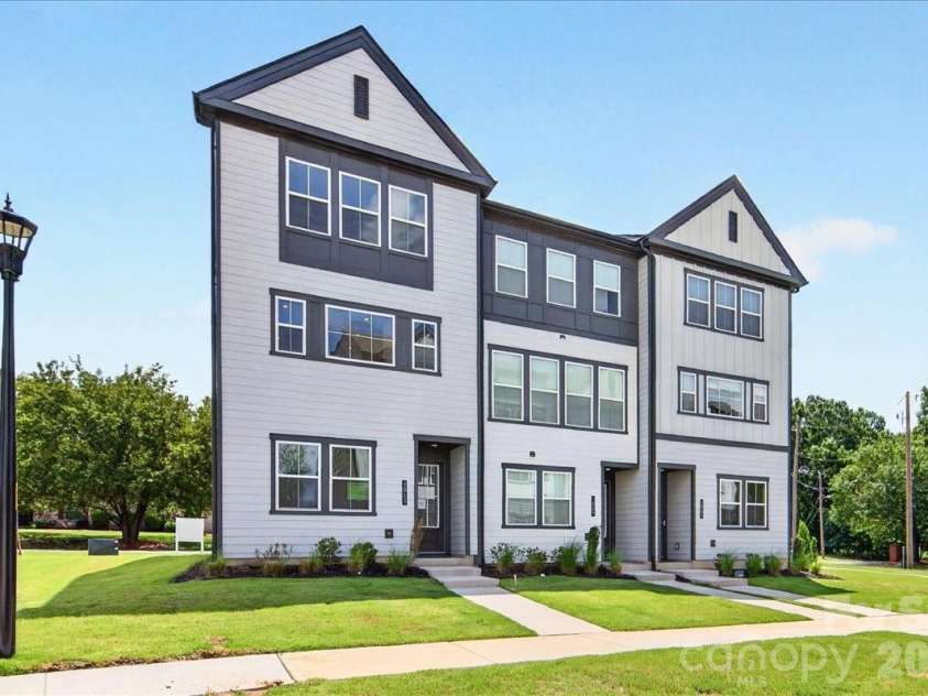 3013 Circles End, Charlotte, NC 28226.  MLS# CAR4396103, YatesRealty ID 42452. End Unit Townhome in charlotte, NC