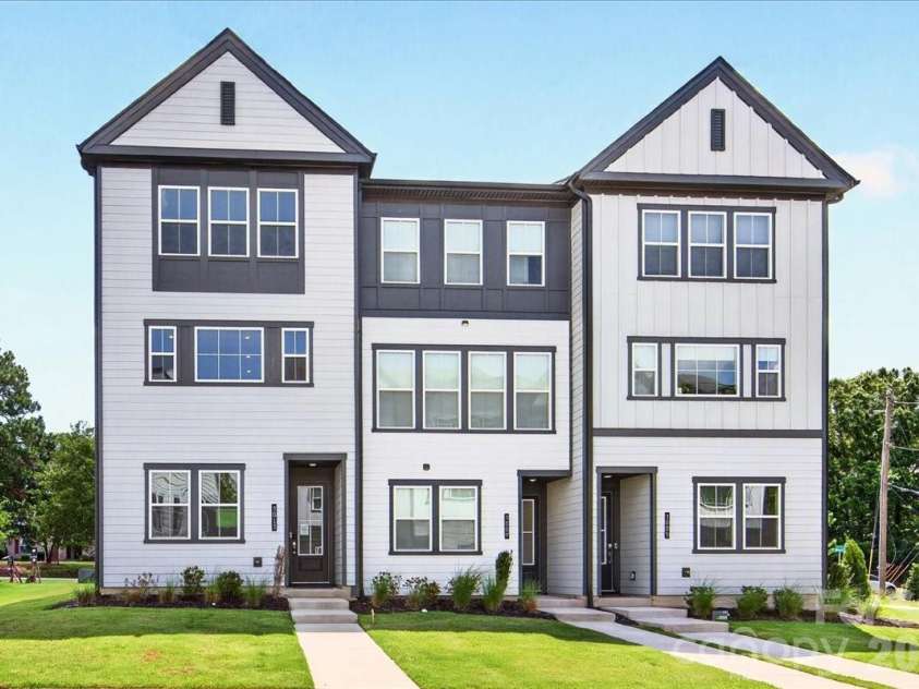 3013 Circles End, Charlotte, NC 28226.  MLS# CAR4396103, YatesRealty ID 42452. End Unit Townhome in charlotte, NC