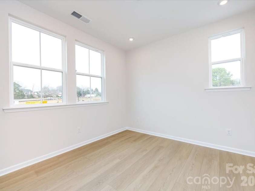 3013 Circles End, Charlotte, NC 28226.  MLS# CAR4396103, YatesRealty ID 42452. First floor flex space