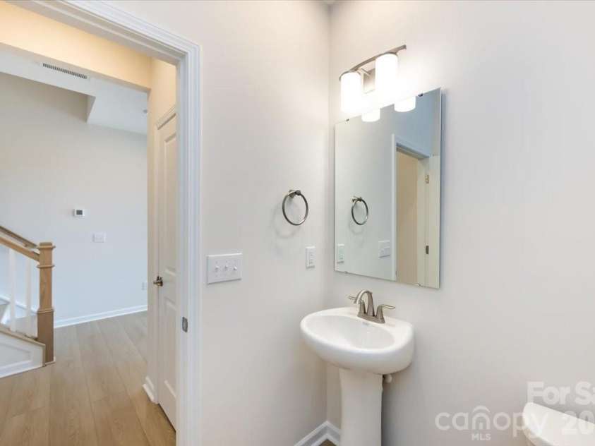 3013 Circles End, Charlotte, NC 28226.  MLS# CAR4396103, YatesRealty ID 42452. First floor powder