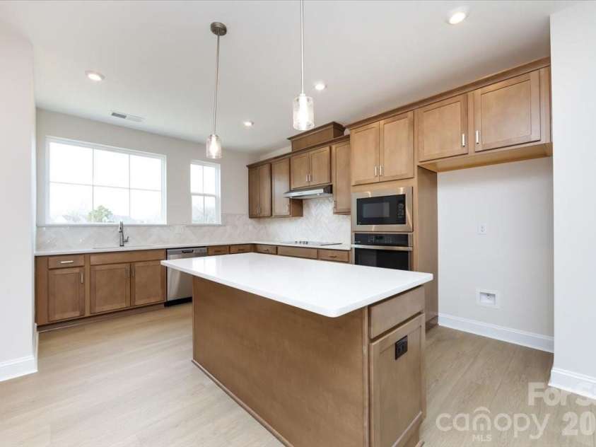 3013 Circles End, Charlotte, NC 28226.  MLS# CAR4396103, YatesRealty ID 42452. Gourmet kitchen with warm brown cabinets