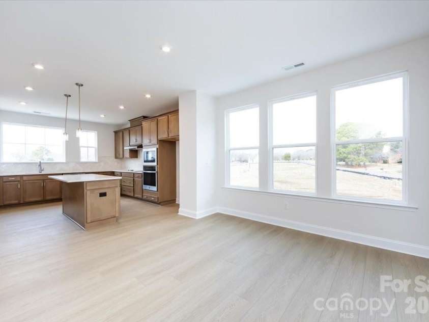 3013 Circles End, Charlotte, NC 28226.  MLS# CAR4396103, YatesRealty ID 42452. Light filled dining space
