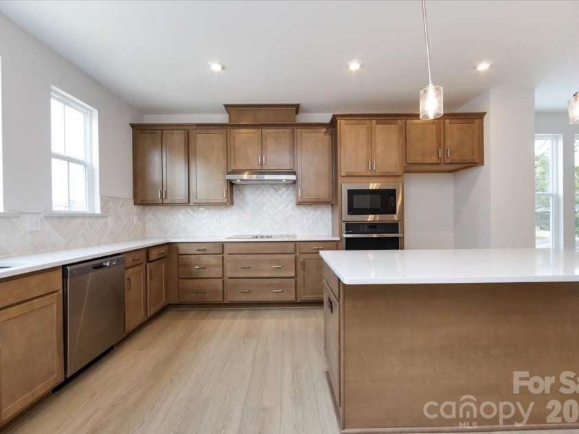 3013 Circles End, Charlotte, NC 28226.  MLS# CAR4396103, YatesRealty ID 42452. Light filled gourmet kitchen
