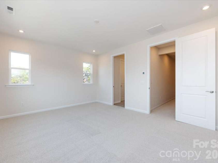 3013 Circles End, Charlotte, NC 28226.  MLS# CAR4396103, YatesRealty ID 42452. Light filled primary suite