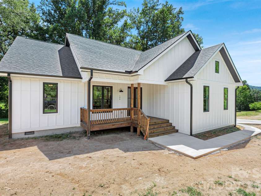 146 Cliff Road, Penrose, NC 28766.  MLS# CAR4407814, YatesRealty ID 42455. 