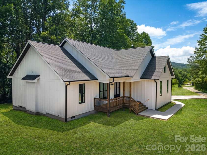 146 Cliff Road, Penrose, NC 28766.  MLS# CAR4407814, YatesRealty ID 42455. Stunning from the start