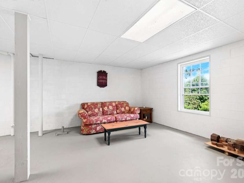 92 Bend View Drive, Marshall, NC 28753.  MLS# CAR4411410, YatesRealty ID 42457. Clean, daylight basement