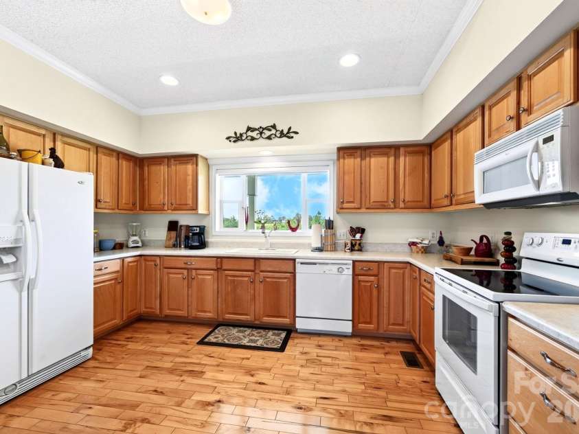 92 Bend View Drive, Marshall, NC 28753.  MLS# CAR4411410, YatesRealty ID 42457. Large kitchen with abundant cabinetry