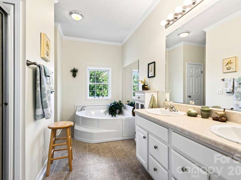 92 Bend View Drive, Marshall, NC 28753.  MLS# CAR4411410, YatesRealty ID 42457. Spacious bathroom with double vanity and soaking tub