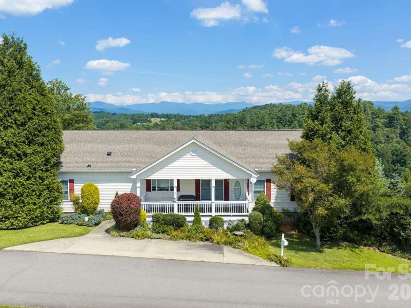 92 Bend View Drive, Marshall, NC 28753.  MLS# CAR4411410, YatesRealty ID 42457. Welcome to 92 Bend View Drive!