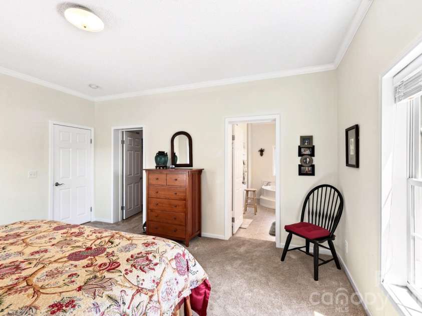 92 Bend View Drive, Marshall, NC 28753.  MLS# CAR4411410, YatesRealty ID 42457. With large walk-in closet
