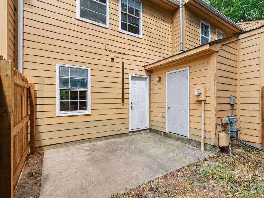 3959 Briarhill Drive, Charlotte, NC 28215.  MLS# CAR4408109, YatesRealty ID 42460. 