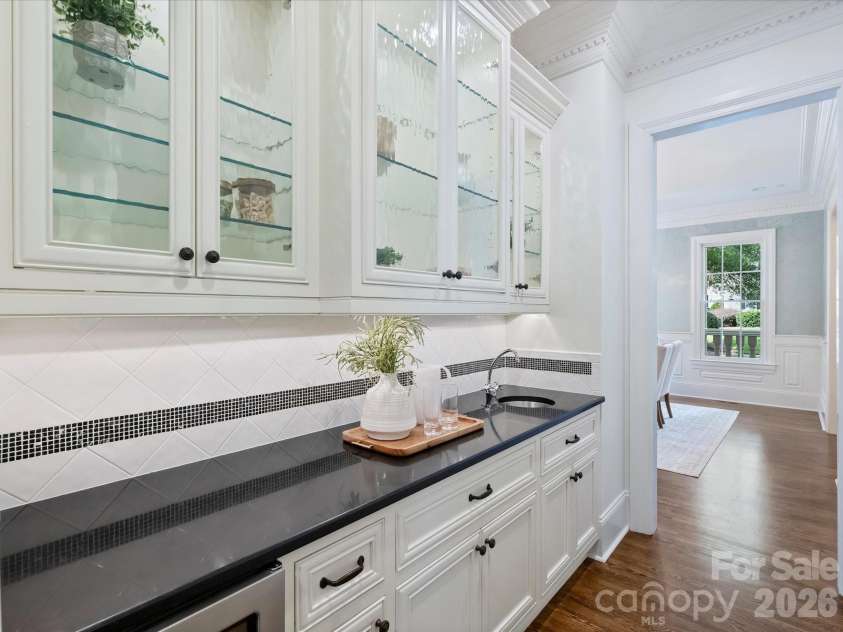 9146 Heydon Hall Circle, Charlotte, NC 28210.  MLS# CAR4404067, YatesRealty ID 42468. 