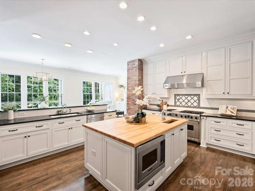 9146 Heydon Hall Circle, Charlotte, NC 28210.  MLS# CAR4404067, YatesRealty ID 42468. 